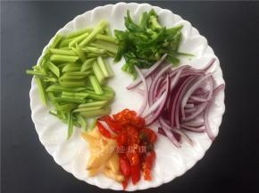 将各种配菜切成如图所示。