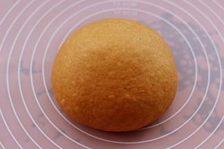 醒发好的面团排气揉圆。