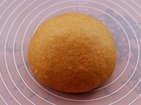 醒发好的面团排气揉圆。