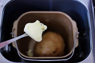 启动“和面”程序，一个和面程序后加入黄油，继续启动一个“和面”程序，揉至扩展阶段。