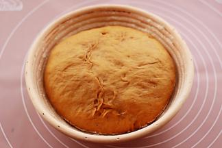 发至快要涨满发酵藤篮的时候就可以了，烤箱190℃进行预热。