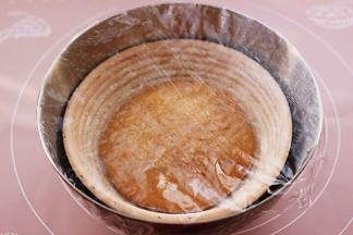 这个时候盖上保鲜膜进行二发。