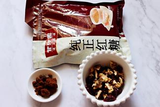 现在准备软欧的馅料，把核桃提前用烤箱烤制5分钟后取出备用，红糖和蔓越莓称重备用。