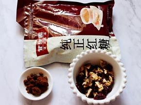 现在准备软欧的馅料，把核桃提前用烤箱烤制5分钟后取出备用，红糖和蔓越莓称重备用。