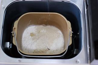 除黄油和核桃蔓越莓，把所有材料放入面包桶。