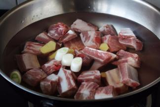 排骨用凉水浸泡，浸泡时放入2勺的黄酒，适量的葱姜。