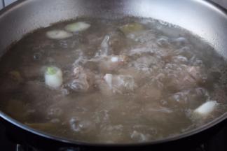 排骨焯水。
锅里放入排骨、凉水、适量的葱姜、2勺黄酒，大火煮开后捞出排骨备用。