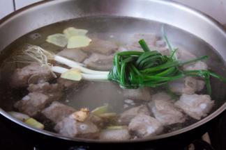 煲排骨汤。
锅里放入焯过水的排骨，放入大量的开水，放入小香葱和姜片，大火煮开，小火煲40分钟左右。