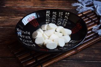 戴上一次性手套，用刮皮刀把山药皮刮下去，将山药切成滚刀块，放入有水的容器里备用，避免山药氧化变黑。
我买的是拐棍山药，煲汤时软糯又不易散。
山药皮中所含的皂角素或黏液里含的植物碱，少数人接触会引起山药过敏而发痒，处理山药时应避免直接接触。