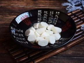 戴上一次性手套，用刮皮刀把山药皮刮下去，将山药切成滚刀块，放入有水的容器里备用，避免山药氧化变黑。
我买的是拐棍山药，煲汤时软糯又不易散。
山药皮中所含的皂角素或黏液里含的植物碱，少数人接触会引起山药过敏而发痒，处理山药时应避免直接接触。