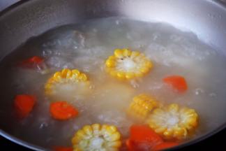 将胡萝卜、玉米、山药放入排骨汤里，大火煮开，小火煲10分钟左右。
胡萝卜不易熟，可先煲胡萝卜，然后再煲玉米、山药。