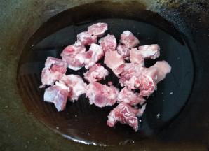 排骨放冷水锅中焯水