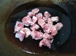 排骨放冷水锅中焯水