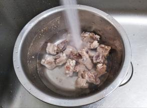 捞出排骨用温水冲掉浮末