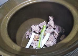 排骨生姜大葱放入砂锅里