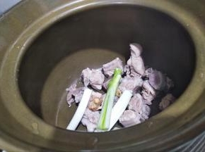排骨生姜大葱放入砂锅里
