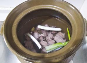 注入适量的清水，盖上锅盖大火烧开后转小火炖一个小时。