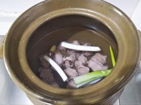 注入适量的清水，盖上锅盖大火烧开后转小火炖一个小时。