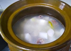 倒入萝卜翻均匀，然后继续盖上锅盖炖四十分钟。