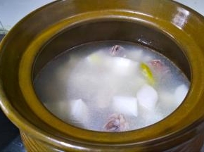 倒入萝卜翻均匀，然后继续盖上锅盖炖四十分钟。