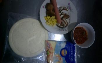 准备食材，香菇切片，火腿切成自己喜欢的样子