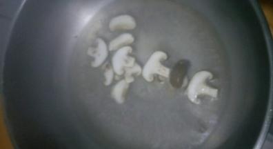 把香菇淖水，烫熟