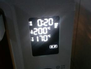 烤箱选择披萨模式预热(上火200/下火170)