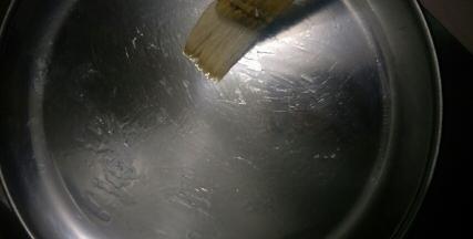 在披萨烤盘刷一层玉米油