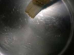 在披萨烤盘刷一层玉米油