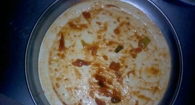 铺上披萨饼胚，刷一层自制番茄酱(以前的披萨方子中有写做法)