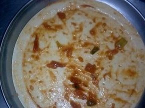铺上披萨饼胚，刷一层自制番茄酱(以前的披萨方子中有写做法)
