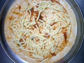 铺一层马苏里拉芝士条
