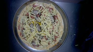 再均匀撒一层芝士条