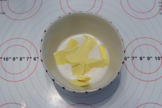 牛奶、黄油一起称重，放入碗中备用。