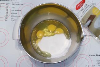 磕入鸡蛋，细砂糖加入蛋液内，手动打蛋器拌至糖化。