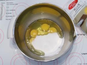 磕入鸡蛋，细砂糖加入蛋液内，手动打蛋器拌至糖化。