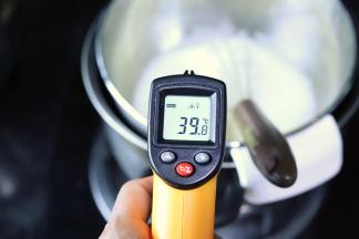 隔热水将蛋液加热至40度左右。