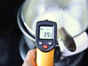 隔热水将蛋液加热至40度左右。