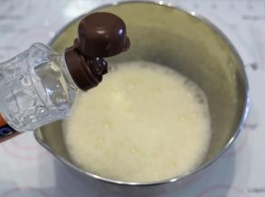 离开热水，加入水饴。