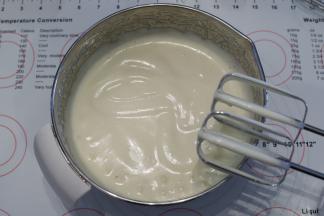 电动打蛋器中高速打发全蛋液，大概4分钟后停止检查蛋液，写好“8”字后不易消失。