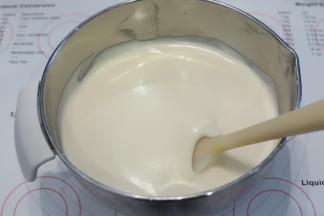 电动打蛋器转为低速，开始整理气泡。