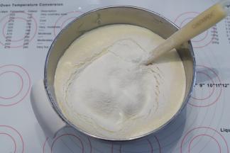 筛入低筋面粉，翻拌手法拌至无干粉