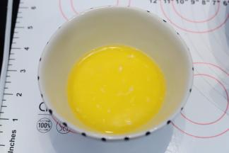 牛奶、柠檬汁和黄油混合物隔水融化。