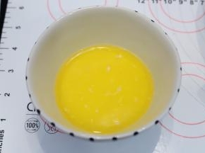 牛奶、柠檬汁和黄油混合物隔水融化。