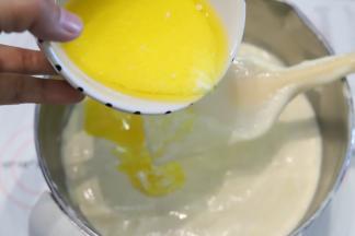 利用刮刀阻隔奶油混合物，倒入蛋液糊内。