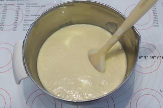 同样翻拌的手法混合蛋糕糊，最后为细腻有光泽的蛋糕糊。