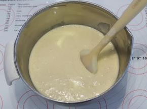 同样翻拌的手法混合蛋糕糊，最后为细腻有光泽的蛋糕糊。