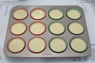 准备一个12连的蛋糕模，放入纸托，把蛋糕糊倒入纸杯中，8、9分满。