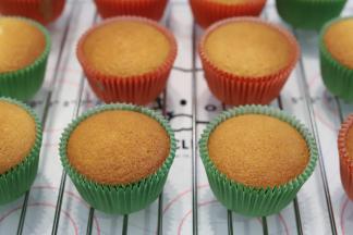 烤制好的蛋糕移出模具，放晾架上放凉。