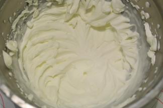 淡奶油加入细砂糖，打发至裱花状态。